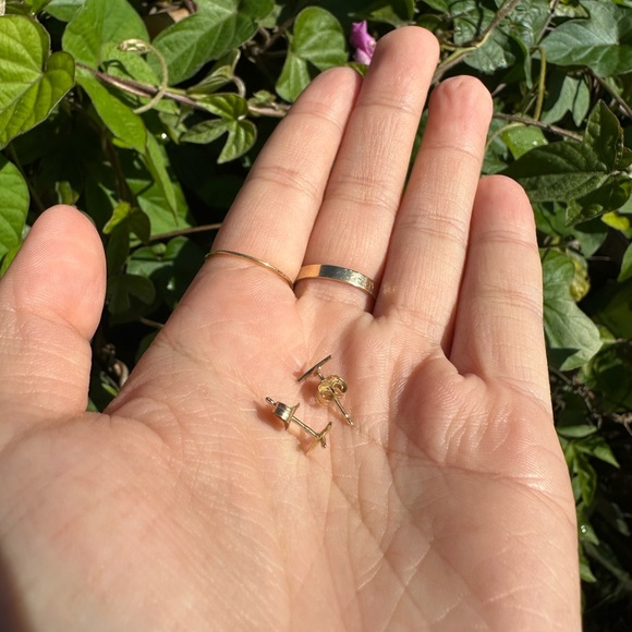 14K Solid Gold Hortense Cross Kiss Earrings - Picture 4 of 4